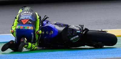 Rossi Bingung Cari Alasan Crash thumbnail